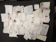 LARGE COLLECTION OF VINTAGE HANKIES 