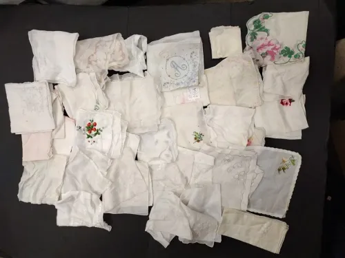 LARGE COLLECTION OF VINTAGE HANKIES 