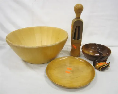 WOOD LOT: SALAD BOWL, WINE CORKER, SMALL BOWL, TRAY AND WOODEN BIRD